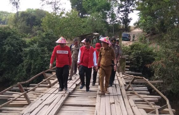 Gotong Royong di Jembatan, Bupati Janji Dibangun Tahun Depan