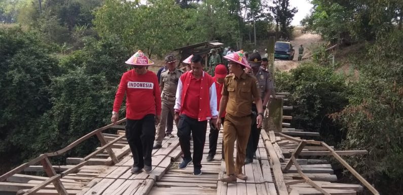 Gotong Royong di Jembatan, Bupati Janji Dibangun Tahun Depan