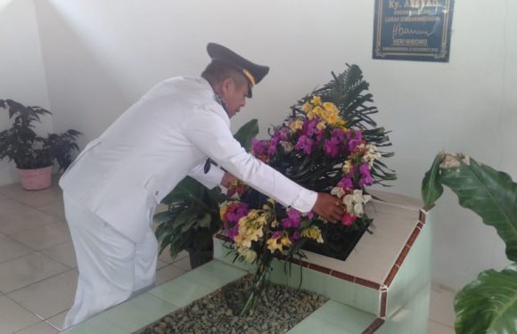 Camat Trimurjo Tabur Bunga di Makam Ky. Arsyad