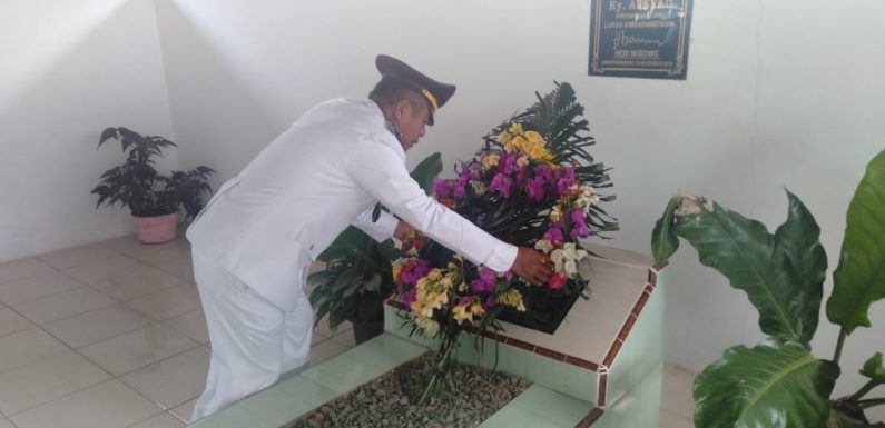 Camat Trimurjo Tabur Bunga di Makam Ky. Arsyad