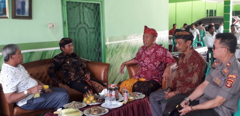 Sebelum ke Lokasi Acara Pemberian Gelar, Bupati Beserta Rombongan Singgah di Kediaman Komang Koheri
