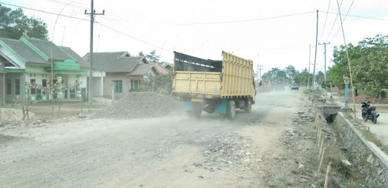 Debu Pekat Ganggu Pengguna Jalan di Rumbia