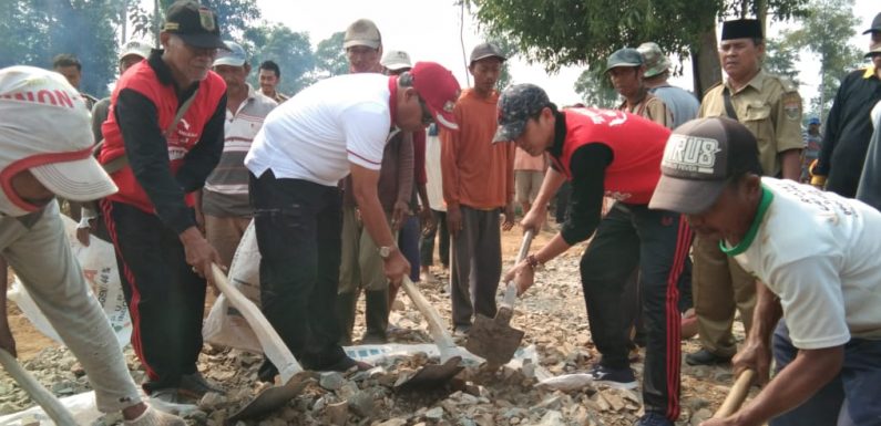 Bupati Gotong Royong di Simpangagung dan Slusuban
