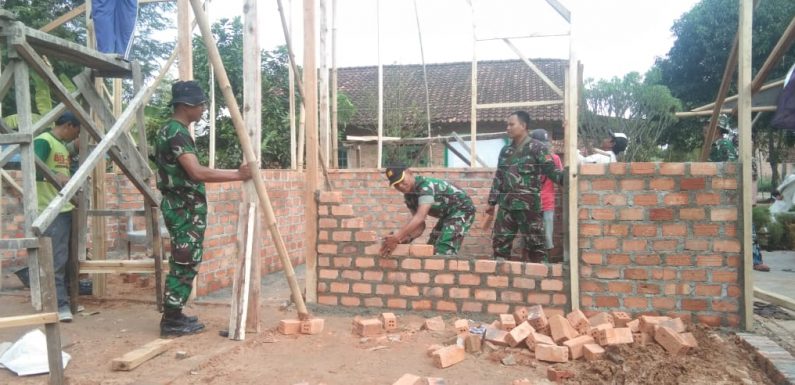 Koramil Terbanggibesar Bedah Rumah di Poncowati