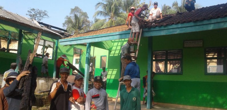 Puing – Puing Gedung MI di Pubian yang Terbakar Dibersihkan