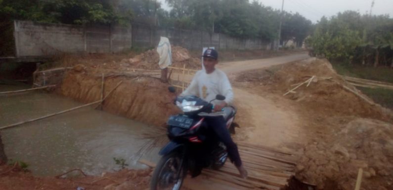 Pembangunan Jembatan di Kelurahan Simbarwaringin Mangkrak