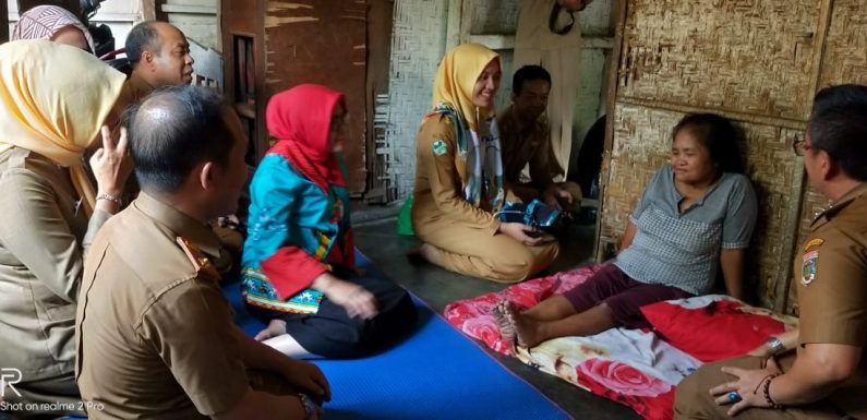 Ketua PKK Lamteng dan Tim Goro Kecamatan Terbanggibesar Sambangi Warga Miskin