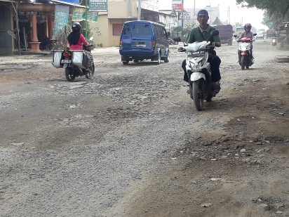 Rusak Parah, Warga dan Pengendara Keluhkan Jalan di Kotagajah