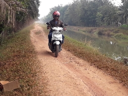 Hindari Jalan Rusak, Pengendara Nekat Lewati Bibir Irigasi