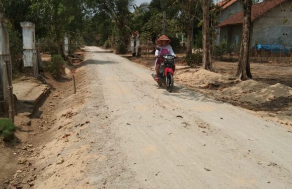 Warga Endangrejo Keluhkan Pembangunan Jalan Onderlagh