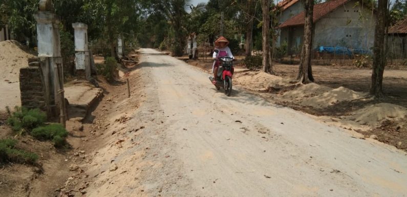 Warga Endangrejo Keluhkan Pembangunan Jalan Onderlagh