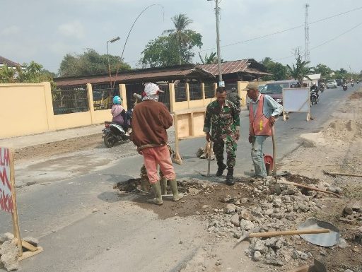 Babinsa Nunggalrejo Inisiatif Tambal Sulam Jalan Provinsi