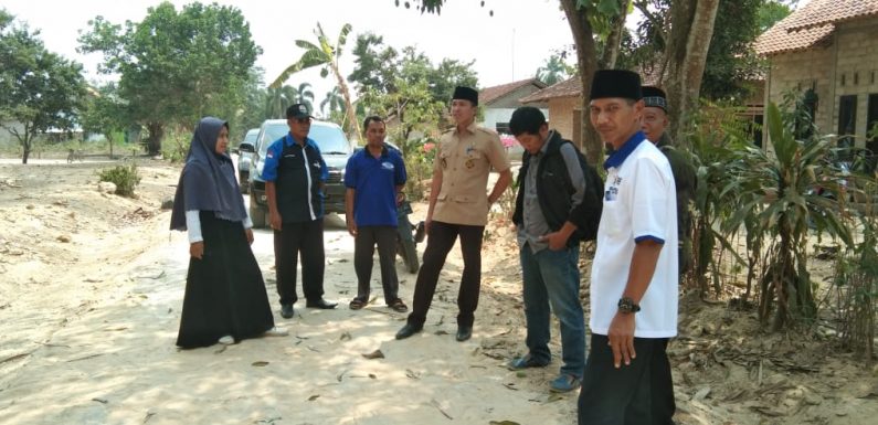 Ditinjau Camat, Jalan Onderlagh di Endangrejo yang Dikeluhkan Warga Segera Diperbaiki