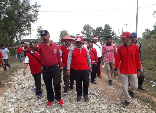 Ketika Komang Koheri Berpantun Hibur Bupati dan Masyarakat