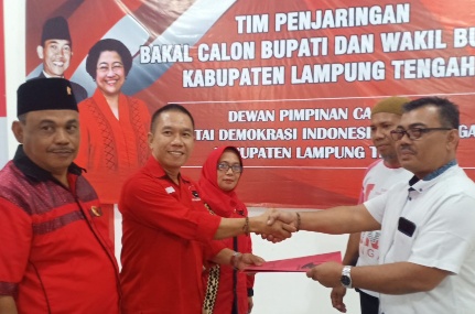 Melalui LO, Ketua PDI-P Lamteng Ambil Formulir Pendaftaran Balonbup
