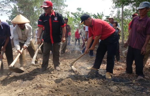 Kunker di Buminabung, Bupati Lakukan Gotong Royong, Temui Linmas dan Aparatur Kampung