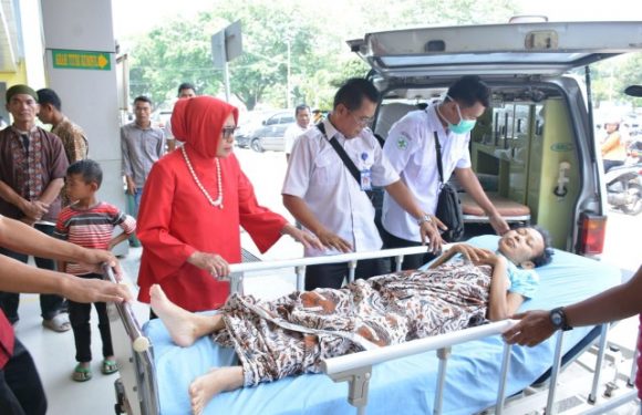 Sigap, Ketua TP-PKK Lamteng Antar Penderita Kanker ke RS