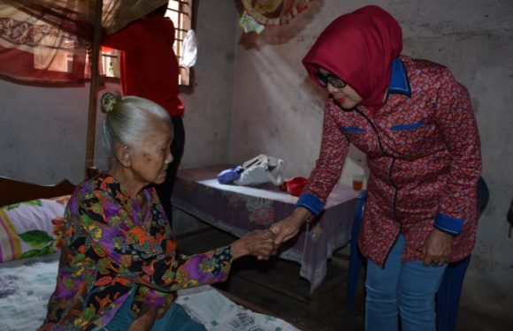 Peduli Warga, Ketua TP-PKK Lamteng Kunjungi Siti Aminah