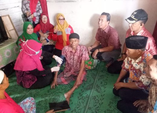 Tim Gotong Royong Seputihsurabaya Sambangi Empat Warga Sakit