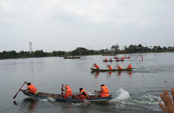 Puluhan Peserta Ramaikan Lomba Dayung Tradisional di Kampung Cabang