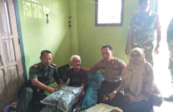 Koramil dan Polsek Trimurjo Baksos, Rapihkan Rumah Kakek yang Hidup Sebatang Kara