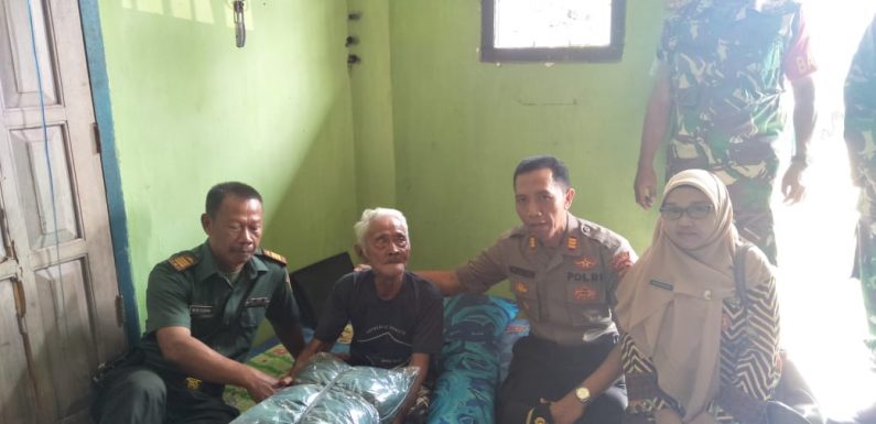 Koramil dan Polsek Trimurjo Baksos, Rapihkan Rumah Kakek yang Hidup Sebatang Kara
