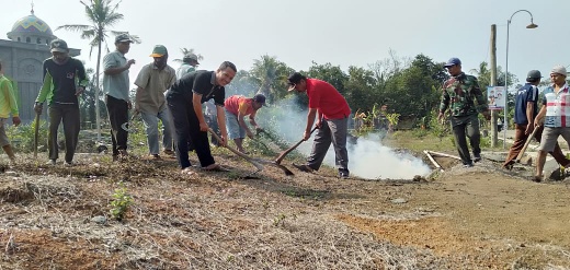 Pererat Silaturahmi dengan Warga, Camat dan Kakam Bergotong – Royong