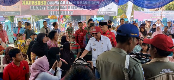 Lagi Tunggu Antrian, Ehh!! Bupati Loekman Datang Tinjau Pelaksanaan Pilkakam Adijaya