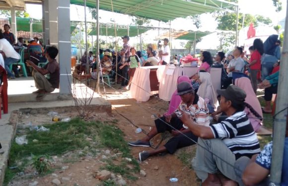 Antusias, Ratusan Warga Kampung Tempuran Rela Duduk di Tanah