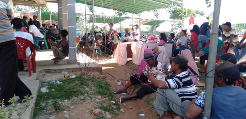 Antusias, Ratusan Warga Kampung Tempuran Rela Duduk di Tanah