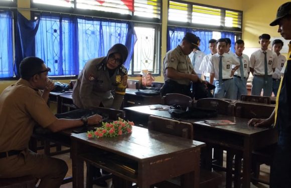 Duhhh Ada Razia Disekolah!! Tas Siswa SMK N 1 Terbanggibesar Diperiksa Polisi