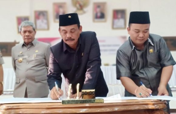 APBD Lamteng 2020 Disahkan, Dewan Beri Catatan untuk Genjot PAD