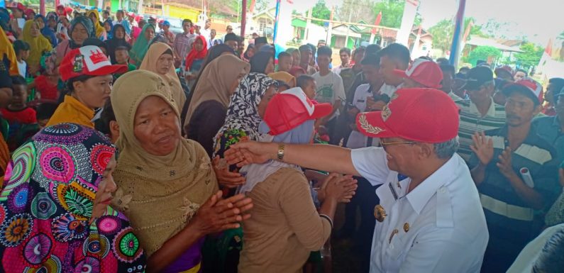 Bupati Loekmam Serahkan 843 Sertifikat PTSL di Sulusuban