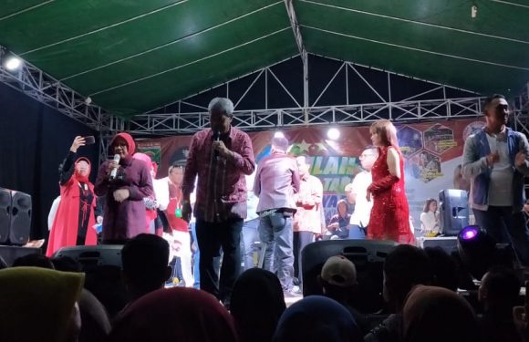 Bak Artis Ternama, Bupati Loekman Hibur Rakyat Dengan Bernyanyi 3 Lagu