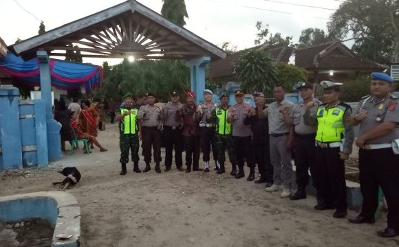 Personel Gabungan Amankan Misa Natal di Seputihbanyak