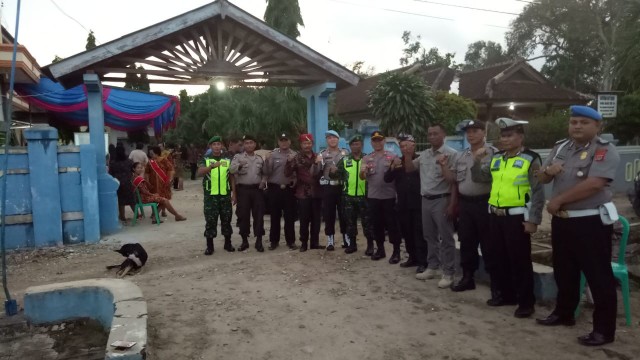 Personel Gabungan Amankan Misa Natal di Seputihbanyak