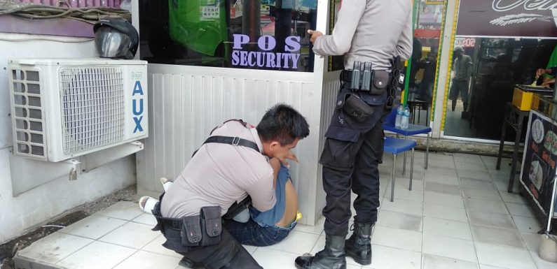 Ngutil Celana di Supermarket, Ehh Ketangkap Polisi Deh