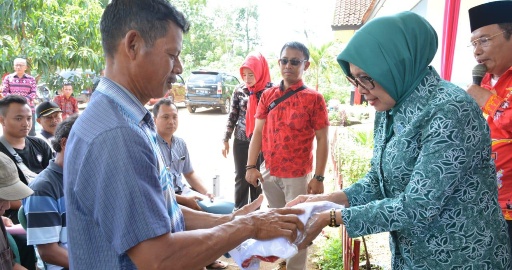 Korban Angin Puting Beliung dan Kebakaran di Lamteng Terima Bantuan