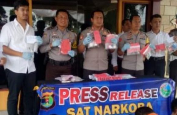 Sedang Asyik Pesta Narkoba, Lima Orang Ini di Grebek Polisi