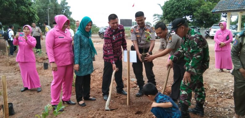 Progam Penghijauan, Polsek Waypengubuan Tanam Pohon Buah