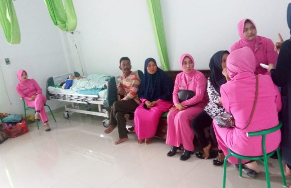 Kapolsek dan Bhayangkari Trimurjo Kunjungi Korban Curas Disertai Pemerkosaan