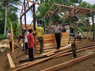 Janda Tua Diusir Anak, Polsek Jadi Promotor Buatkan Rumah