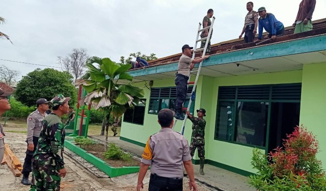 Takut Ambruk karena Lapuk, Atap Koramil Rumbia Direnovasi