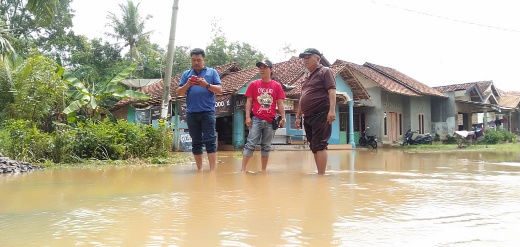 Rendam 19 Rumah, Camat dan Kakam Tinjau Lokasi Banjir di Sukajawa