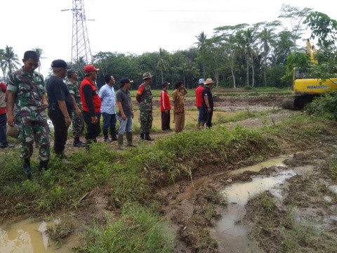 Bupati Loekman Tinjau Lokasi Banjir Kampung Sukajawa