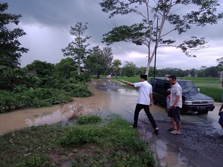 Banyak yang Nekat Melintas, Camat Imbau Masyarakat Hindari Jalan Banjir