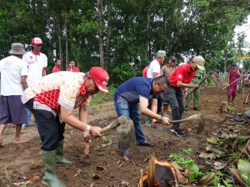 Bupati Loekman Gotongroyong Bersama Warga Kelurahan Bandarjaya Timur