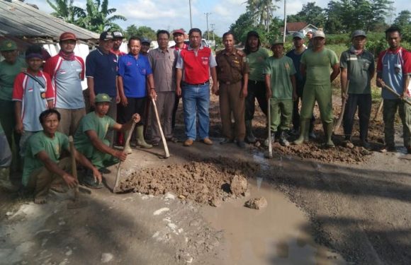Sinergi, Gotong Royong Tambal Jalan Berlubang