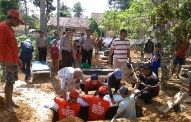 Atas Dasar Kemanusiaan, Polsek Trimurjo Makamkan Mayat Anonim yang Ditemukan Warga