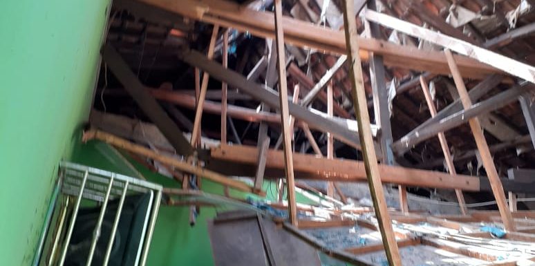 Bruk, Atap Kantor Disdikbud Lamteng Roboh